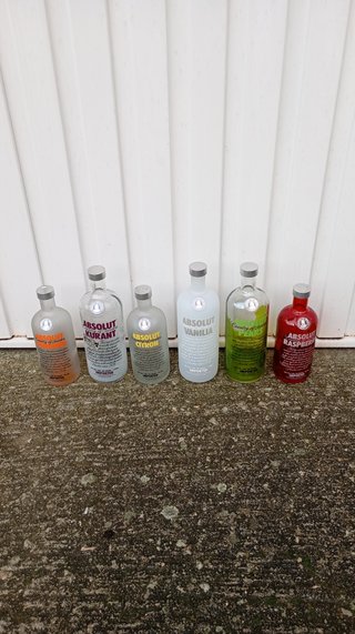 Lotto di 6 bottiglie vuote di Absolut Vodka con sapori