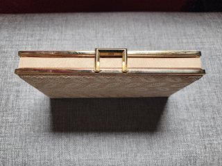 Bolso de mano beige y dorado