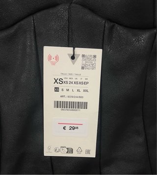 Talla XS. Vestido corto efecto piel de ZARA