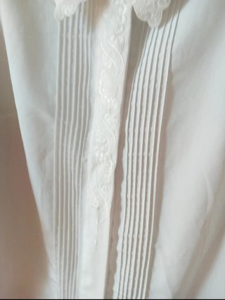 Camisa blanca con bordados talla 44-46
