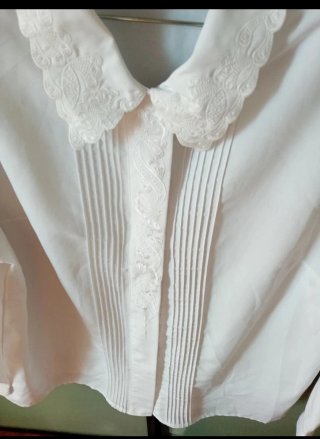 Camisa blanca con bordados talla 44-46