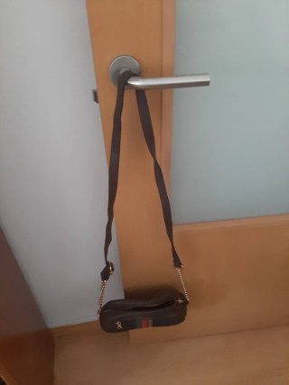 Bolso negro y marrón con cadena dorada
