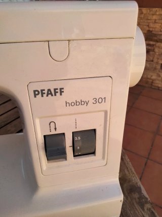 Máquina de coser PFAFF hobby 301