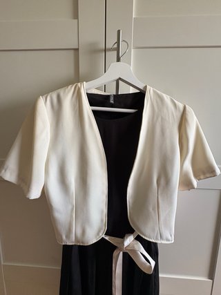 Vestido Naf Naf negro con cinturón blanco