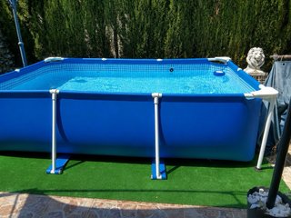 Piscina familiar azul y blanca