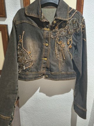 Chaqueta vaquera Velmont Paris con pedrería y bord