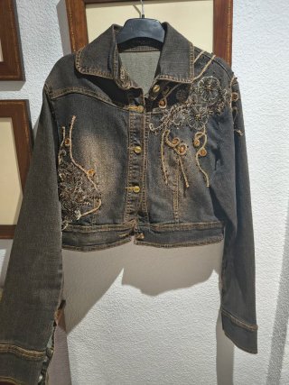 Chaqueta vaquera Velmont Paris con pedrería y bord