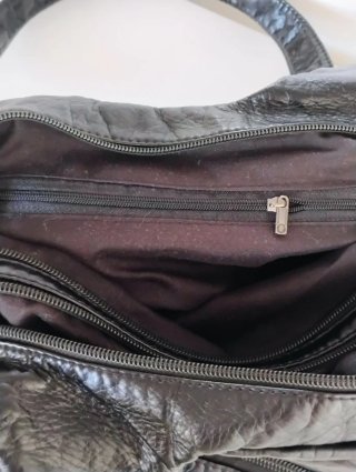 Borsa nera con tasche multiple