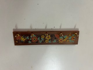 Perchero de madera con estante