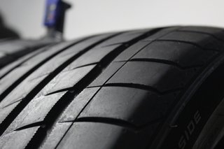 2 Gomme Usate 235/45 R18 98Y MOMO