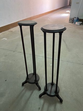 2 Pedestales de madera y mármol