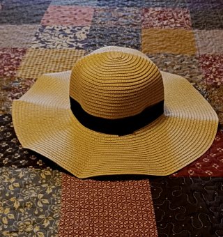 Sombrero de playa beige y negro