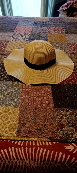 Sombrero de playa beige y negro