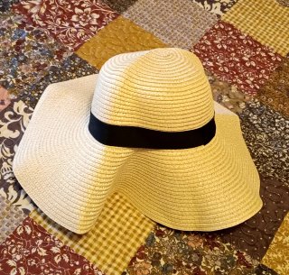 Sombrero de playa beige y negro