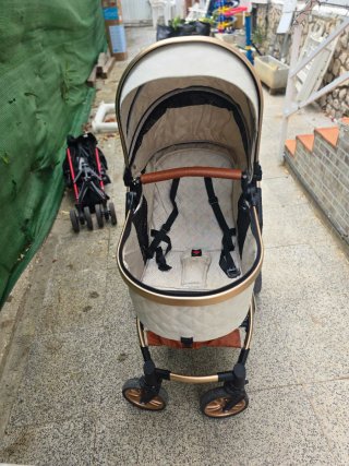 Carrito de bebé color beige y dorado