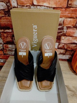 Sandalias Viguera cuña de piel negras y beige