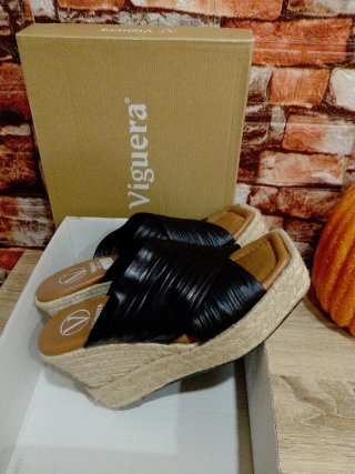 Sandalias Viguera cuña de piel negras y beige