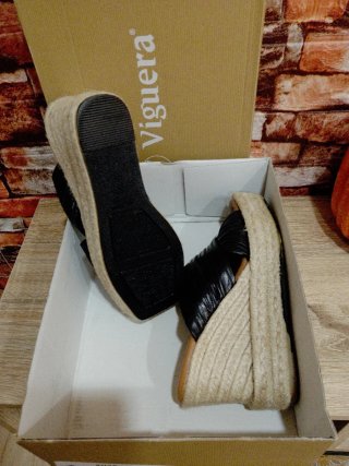 Sandalias Viguera cuña de piel negras y beige