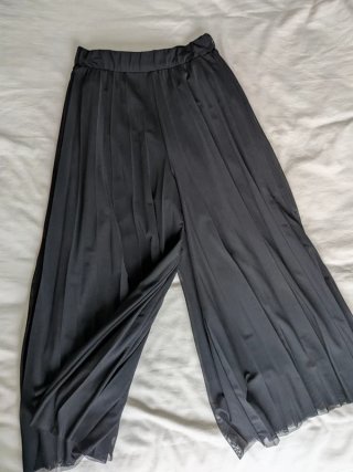 Pantalones gasa plisada Bershka negros