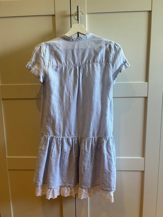 Vestido azul con volante blanco