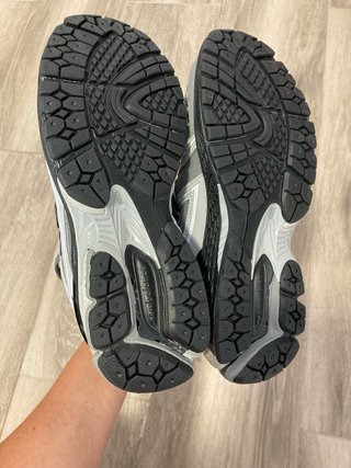 Zapatillas New Balance grises y negras