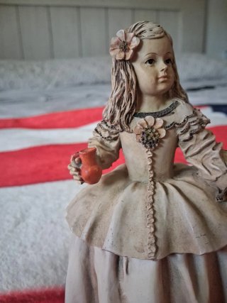 Figura porcelana niña con jarrón