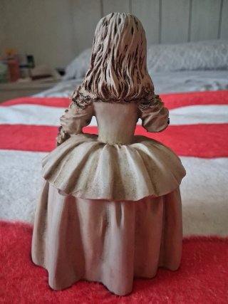 Figura porcelana niña con jarrón