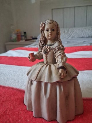 Figura porcelana niña con jarrón
