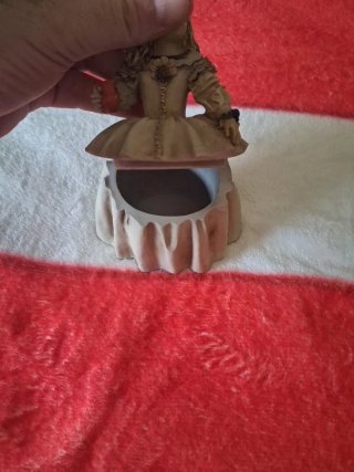 Figura porcelana niña con jarrón
