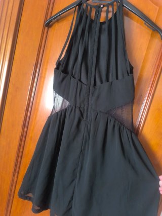 Vestido negro con cuello joya y espalda divina