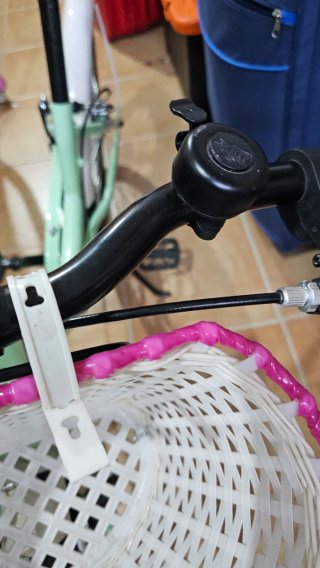 Bicicleta infantil verde con cesta