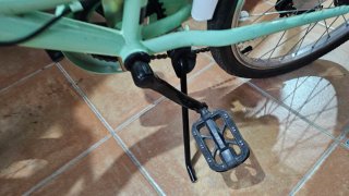 Bicicleta infantil verde con cesta