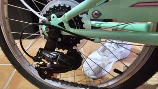 Bicicleta infantil verde con cesta