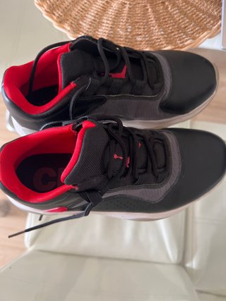 Zapatillas Jordan Negras y Rojas como nuevas