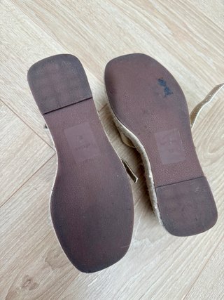 Sandalias doradas Lefties