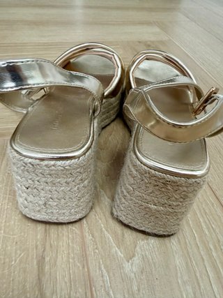 Sandalias doradas Lefties