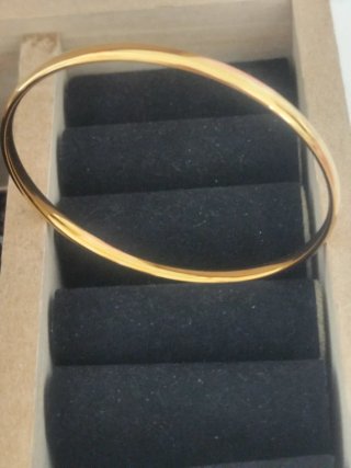Pulsera dorada elegante