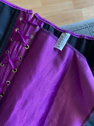 Corsé morado brillante