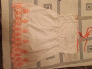 Vestido palabra de honor blanco con coral fluor