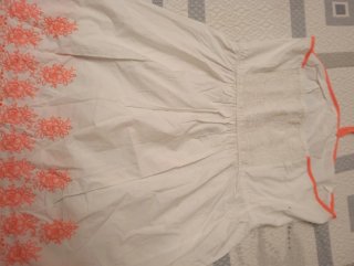 Vestido palabra de honor blanco con coral fluor