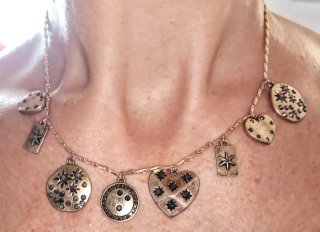Collar Zara con charms dorados nunca usado
