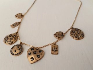 Collar Zara con charms dorados nunca usado
