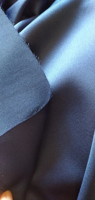 Tela azul. Retal crepe satinado