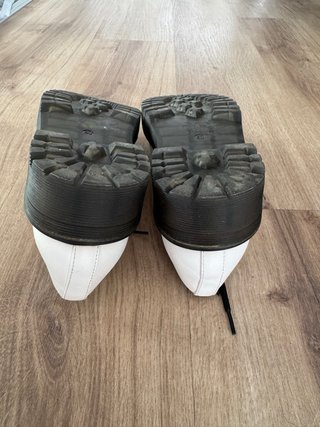 Zapatos de piel blancos cordones suela negra