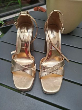 Sandalias doradas Pull&Bear tacón ancho talla 38.