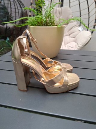 Sandalias doradas Pull&Bear tacón ancho talla 38.