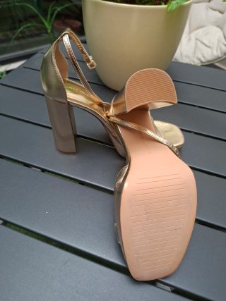 Sandalias doradas Pull&Bear tacón ancho talla 38.