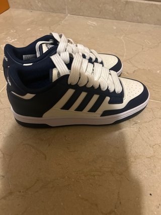 Tenis Adidas sin estrenar talla 37