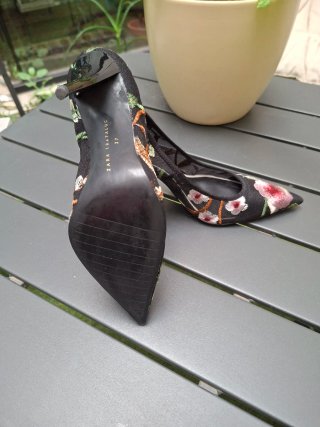 Zapatos de tacón Zara bordados T.37