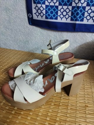 Sandalias de plataforma blancas y marrones